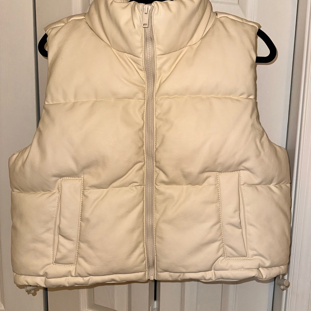 Hollister Women's Off-White Puffer Vest